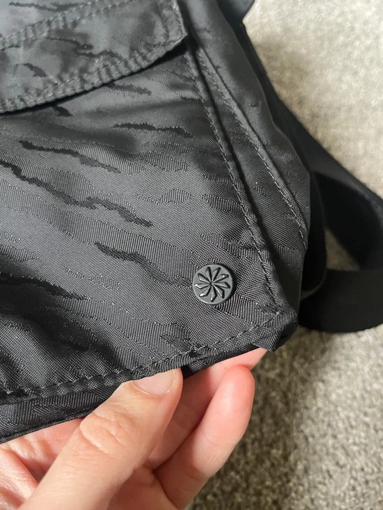 Athleta Crossbody Shoulder Bag - Lightweight Everyday Carry - Picture 6 of 6